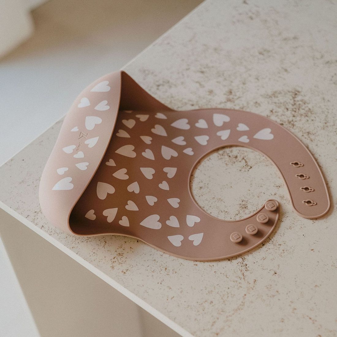 Bavoir en silicone Fall In Love taupe rose (Zakuw) - Image 5