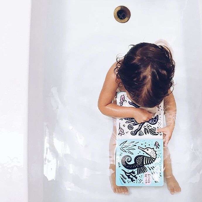 Livre de Bain Color Me - Who's in The Water (Wee Gallery) - Image 4