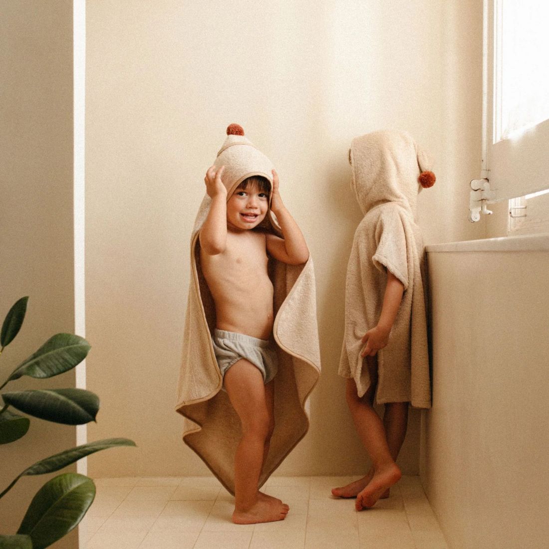 Cape de bain bébé en coton bio – So Cute Latte (Nobodinoz) - Image 1