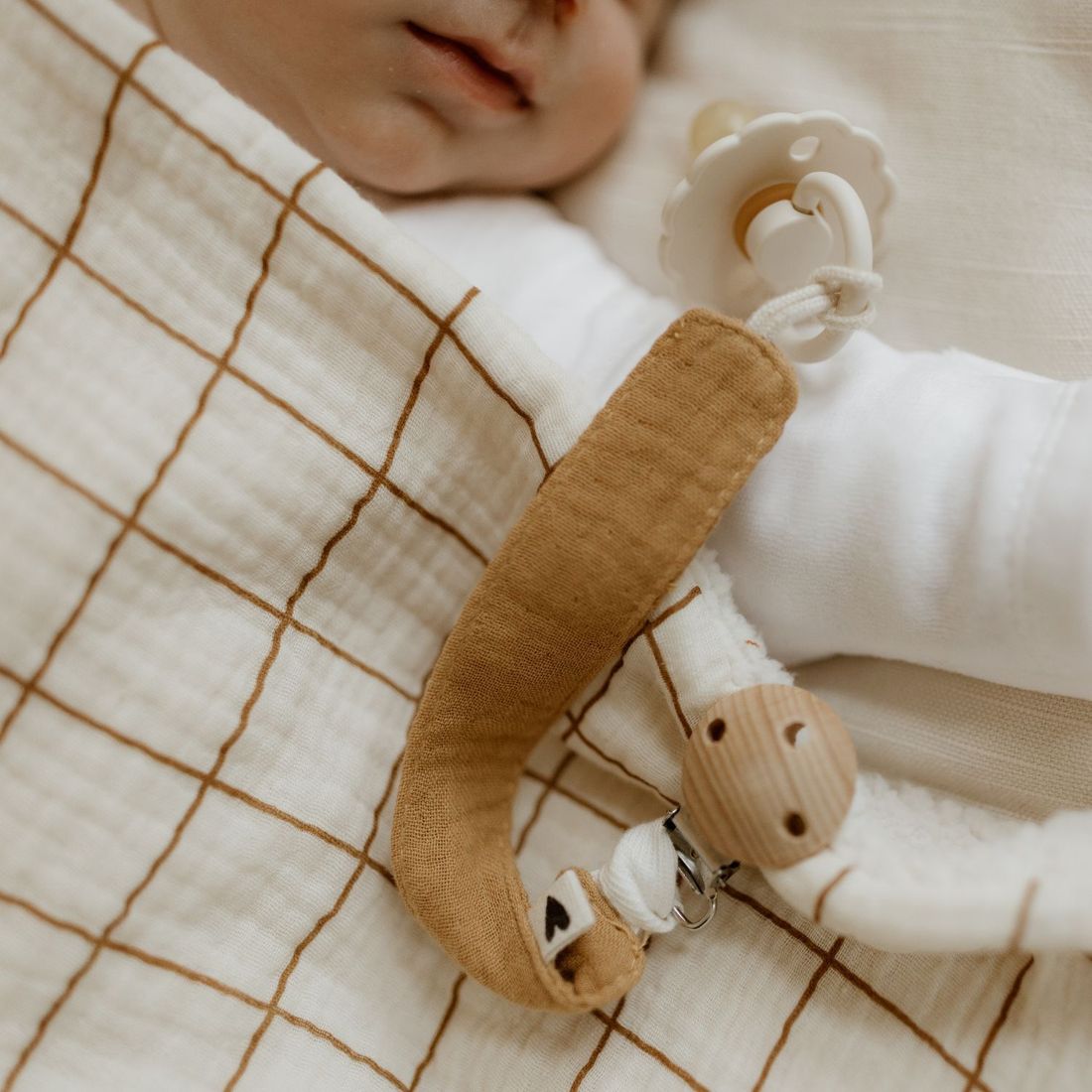 Attache tétine Gaze Camel (personnalisable) (Atelier Wagram) - Image 1