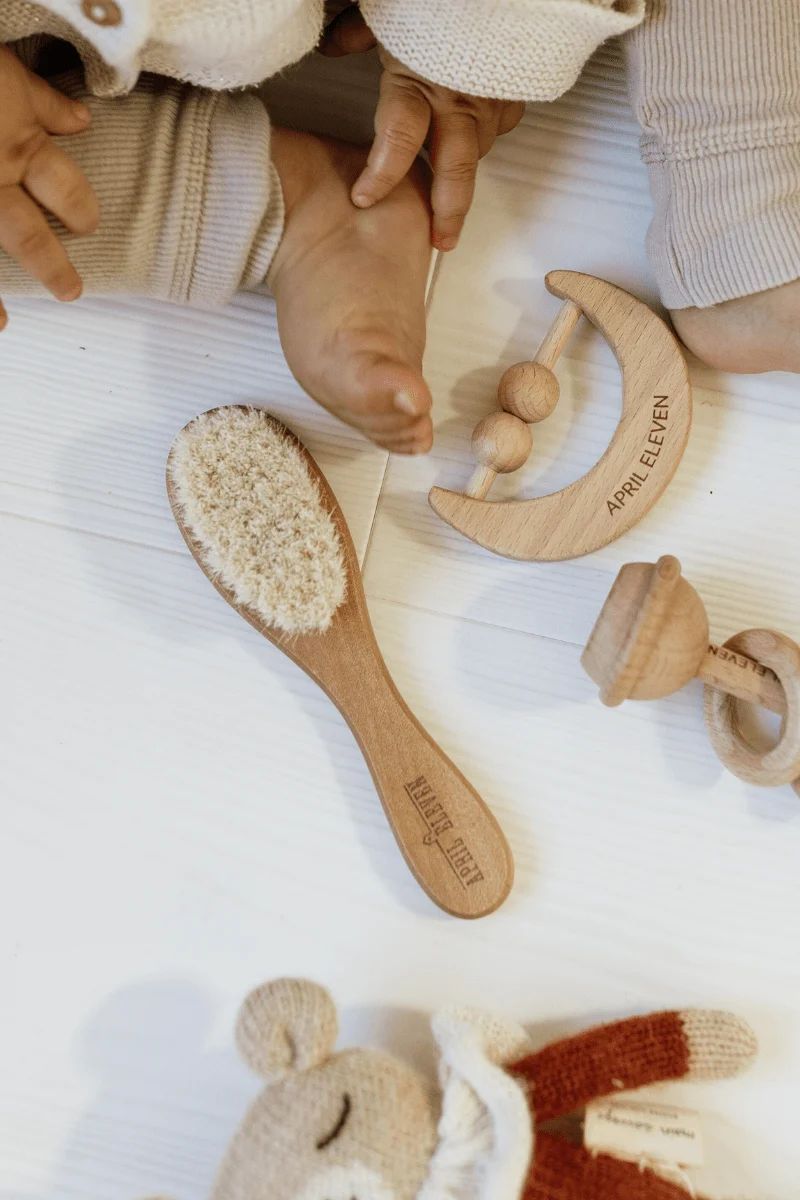 Brosse bébé personnalisée en bois (April Eleven) - Image 1
