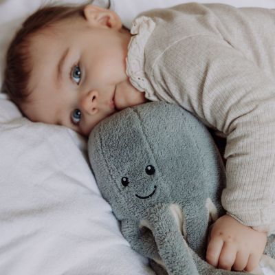 Peluche bruit blanc rechargeable Olly la pieuvre grise (FLOW) - Image 1
