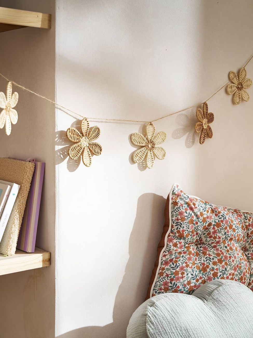 Guirlande fleurs rotin beige (Vertbaudet) - Couverture