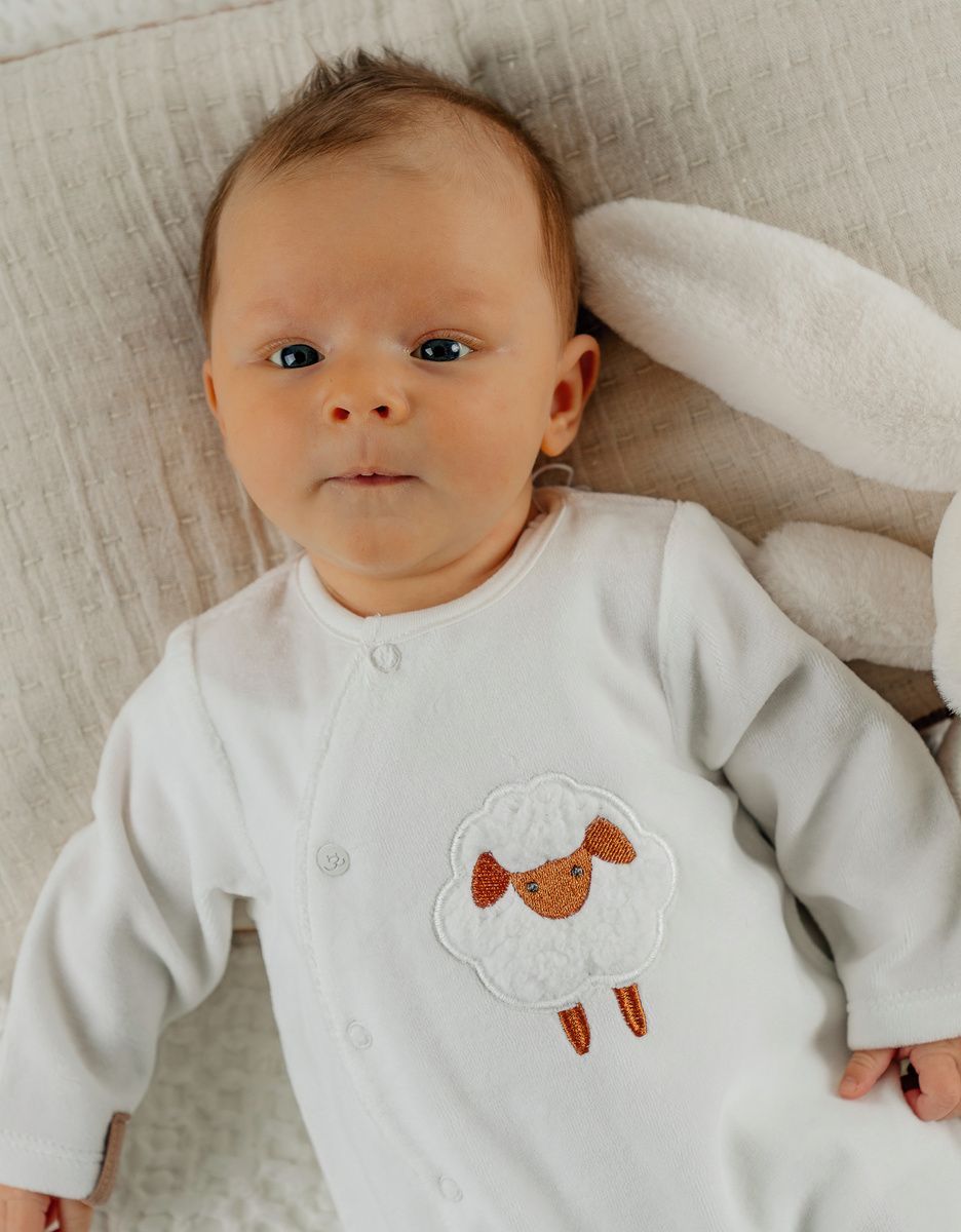 Pyjama bébé en velours blanc avec broderie mouton (Noukie's) - Image 5