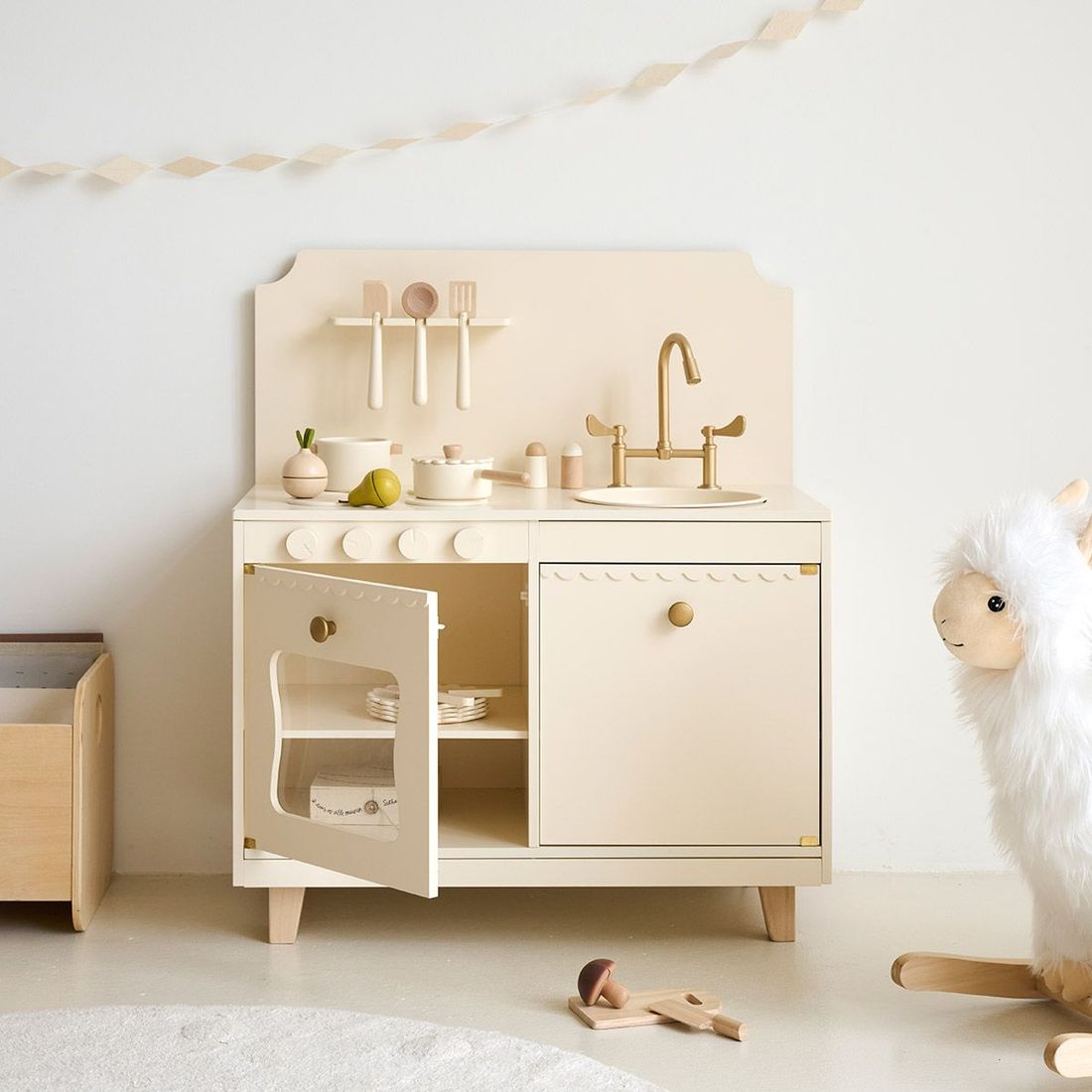 Petite Amélie | Cuisine en bois enfant Sorbier | Cuisine jouet avec 13 accessoires | Beige clair | Bois naturel robuste et durable (Petite Amélie) - Image 3