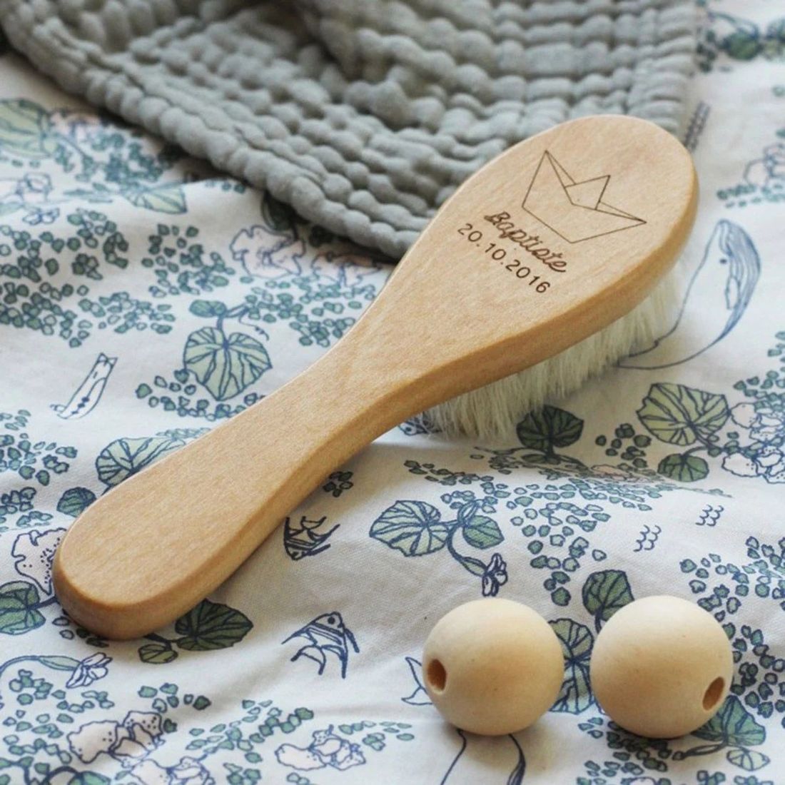 Brosse en Bois Personnalisée April Eleven - Gravure Prénom & Date | Fait Main en France - Bois (April Eleven) - Image 1