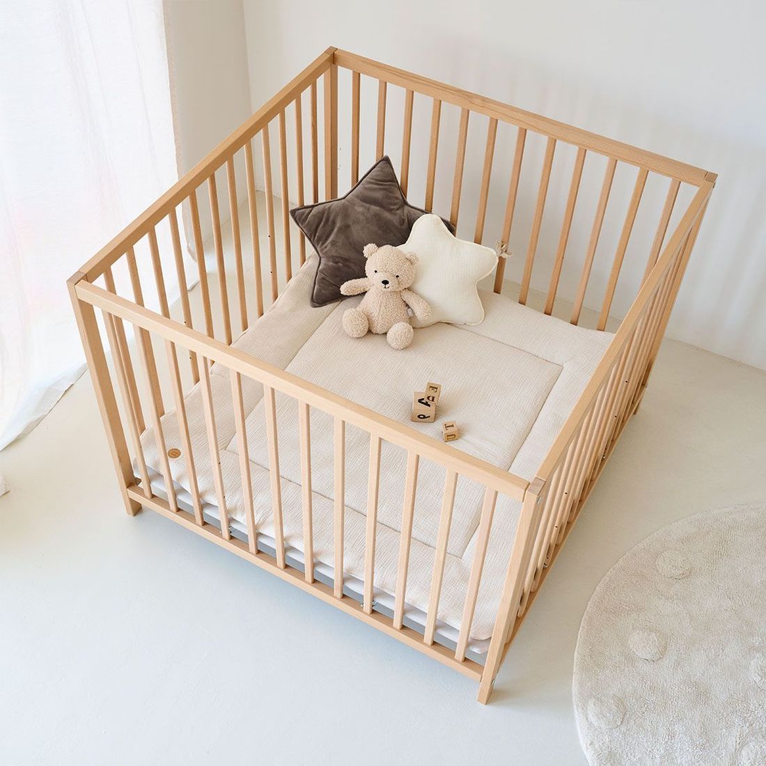 Petite Amélie Parc Bébé | Nois | Hêtre Massif | Naturel | 95x95 cm | Réglable en hauteur | Sécurisé pour enfant jusqu'à 24 mois ou 15 kg (Petite Amélie) - Image 1