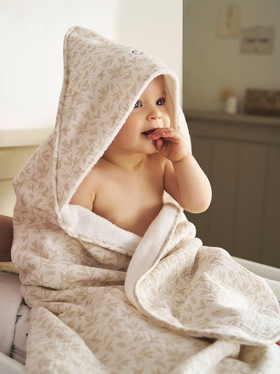 Cape de bain gaze de coton personnalisable + gant de toilette HYGGE beige imprimé (Vertbaudet) - Image 2