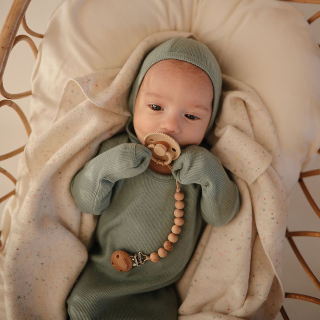 Bonnet de naissance à nouer Roman Green (Mushie) - Image 5