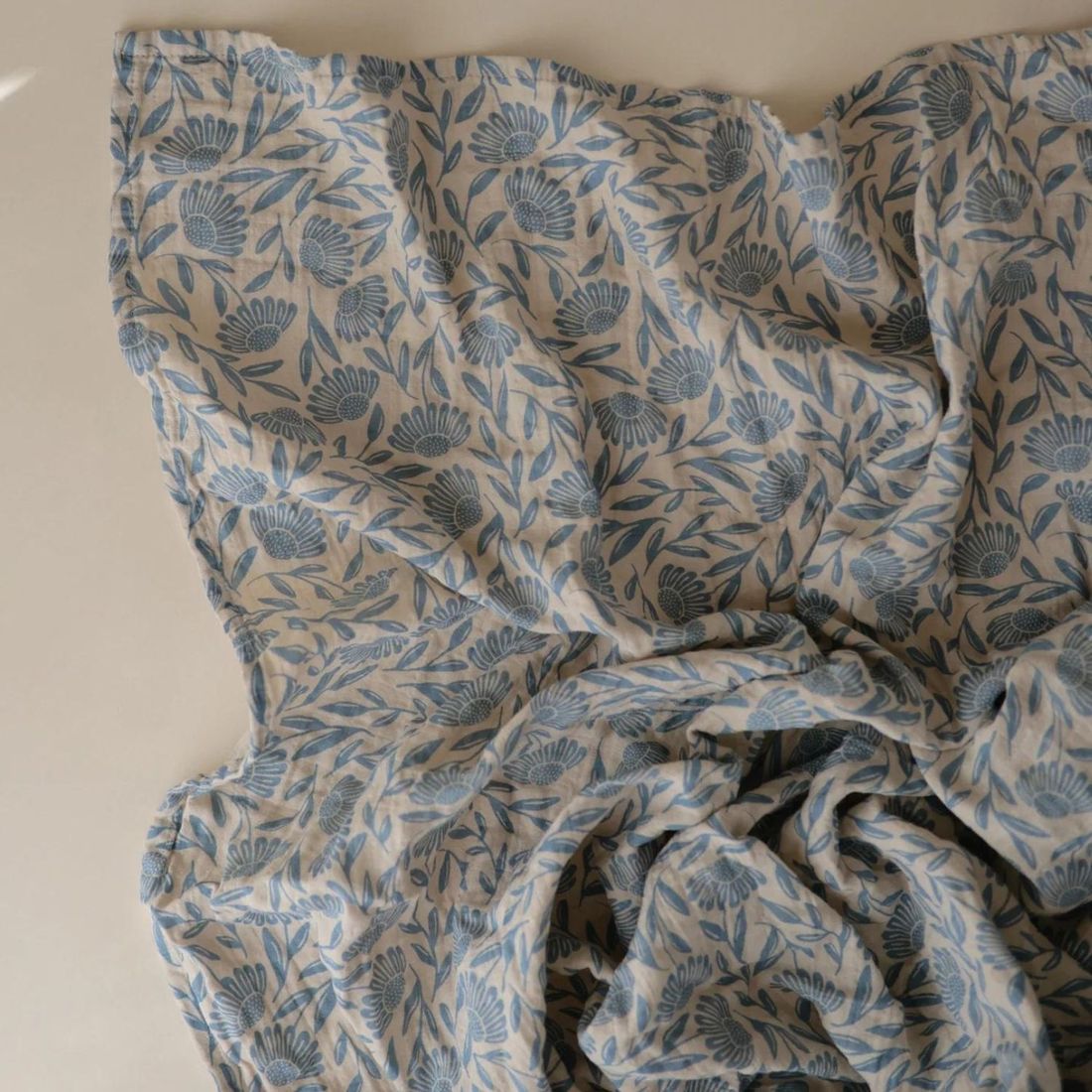 Maxi lange en coton Blue Flowers (120 x 120 cm) (Mushie) - Image 5