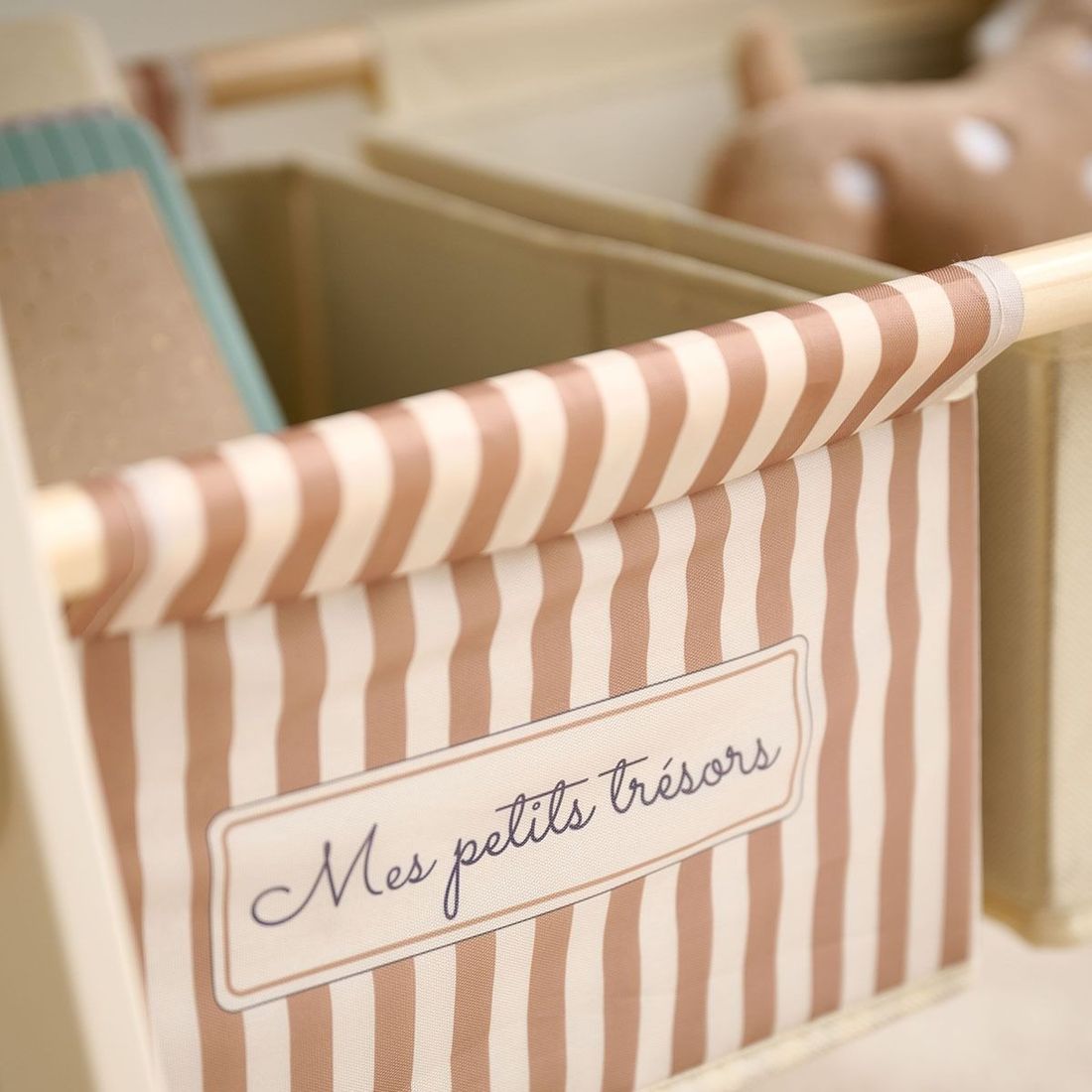 Petite Amélie | Tableau enfant magnétique 3-en-1 | Chevalet en bois et MDF | Beige | Développe la créativité et la motricité fine des petits (Petite Amélie) - Image 7