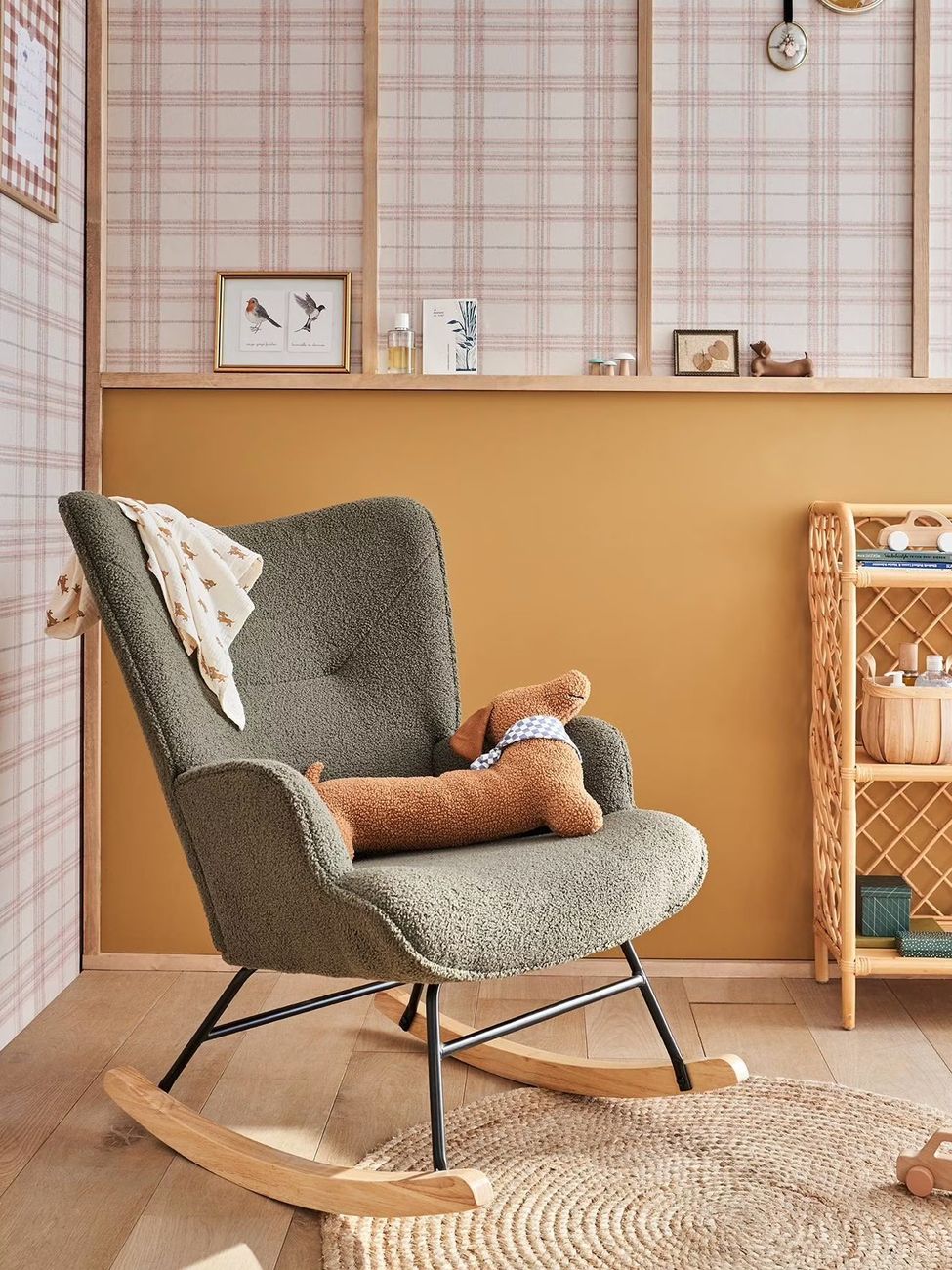Fauteuil d'allaitement à bascule en tissu bouclette kaki (Vertbaudet) - Couverture