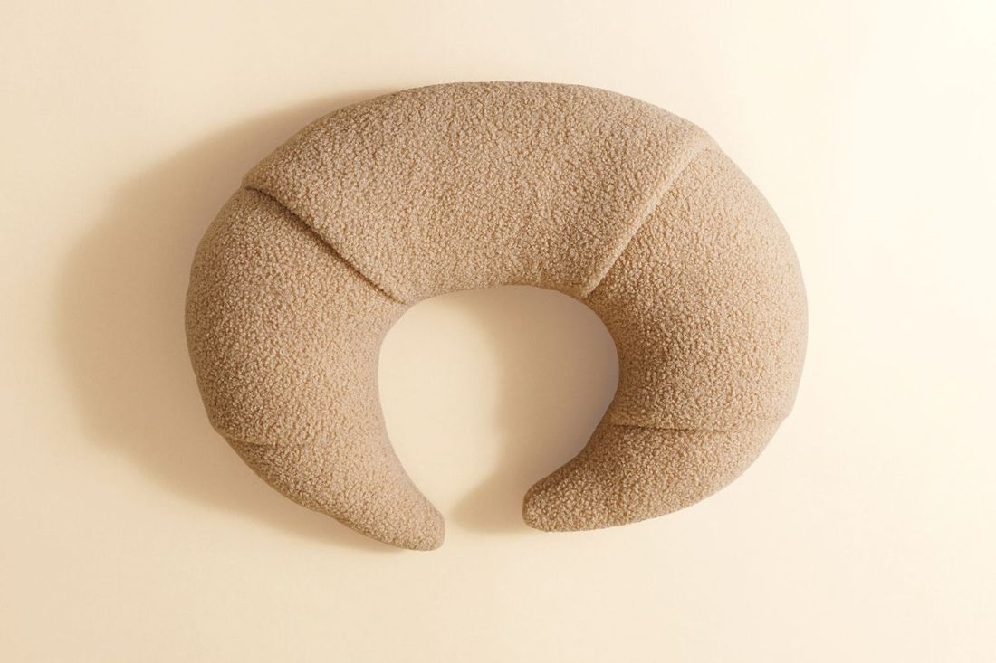 - Coussin d'Allaitement Croissant Bouclé - Chocolat - Marron (Mon Lit Cabane) - Image 1