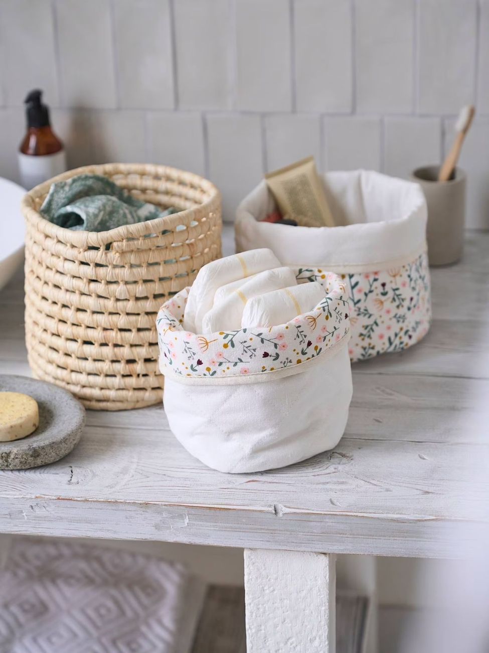 Lot de 2 petits paniers de rangement réversibles imprimé fleurs beige (Vertbaudet) - Image 2