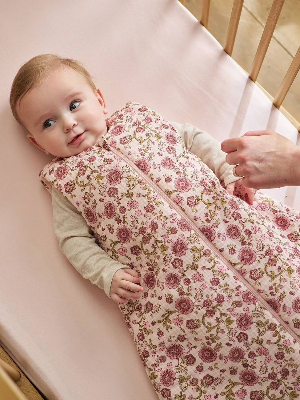 Gigoteuse sans manches en gaze de coton rose imprimé (Vertbaudet) - Couverture
