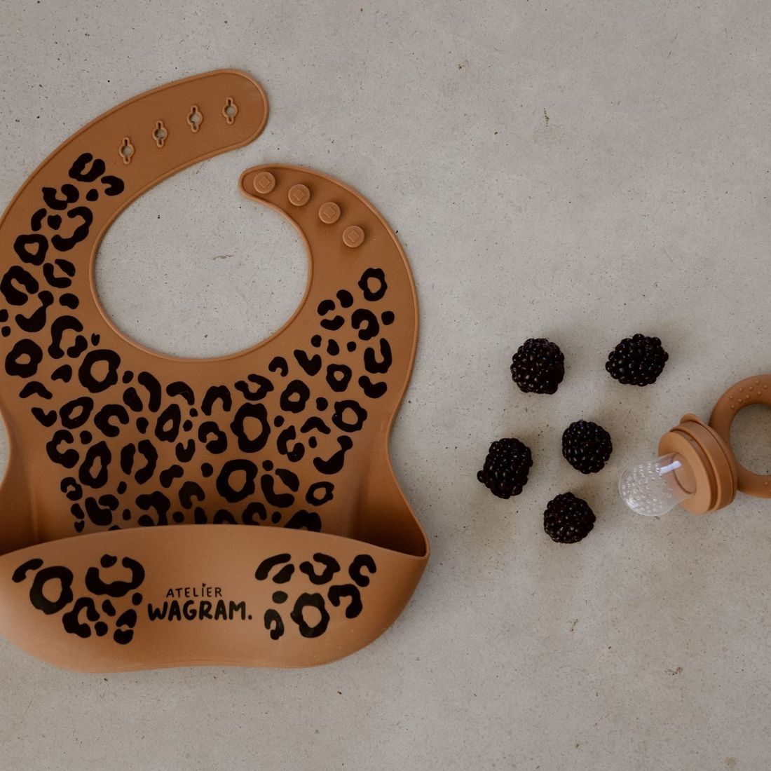 Bavoir en silicone Léopard Marron (Atelier Wagram) - Image 5