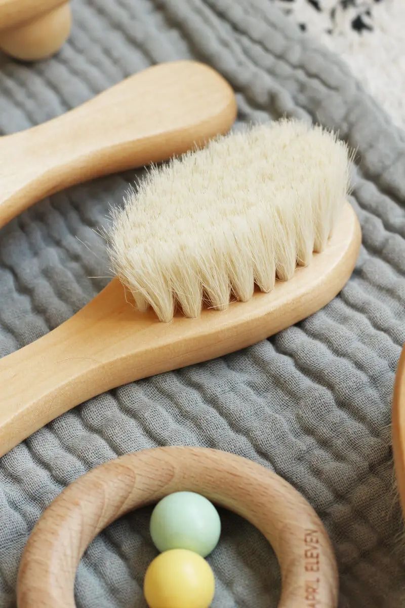 Brosse bébé personnalisée en bois (April Eleven) - Image 4