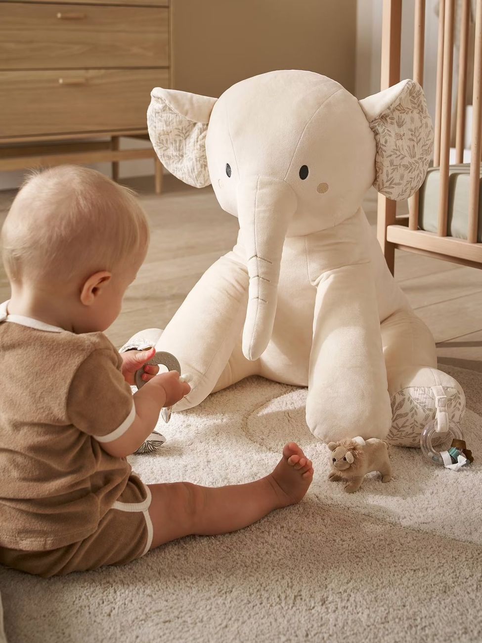 Grande peluche éléphant d'activités BABYLON beige (Vertbaudet) - Image 1