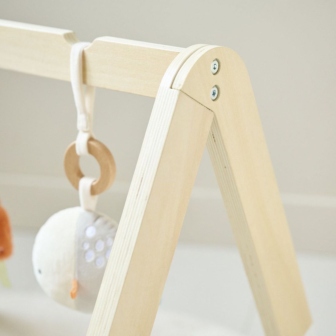 Petite Amélie | Portique d'éveil bébé Mer | Bois naturel | 60x50x48 cm | Arche de jeu pour nourrisson avec trois accessoires en peluche amovibles (Petite Amélie) - Image 8
