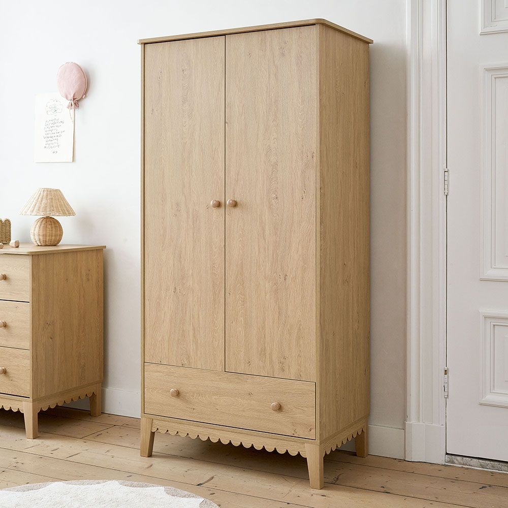 Petite Amélie Armoire-penderie enfant Cannelle | bois de chêne naturel et hêtre massif | avec tiroir et penderie | pour chambre de bébé et enfant (Petite Amélie) - Couverture