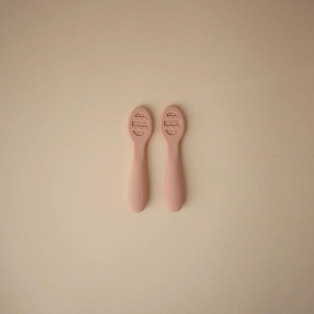 Lot de 2 cuillères d'apprentissage Blush-Shifting Sand (Mushie) - Image 4