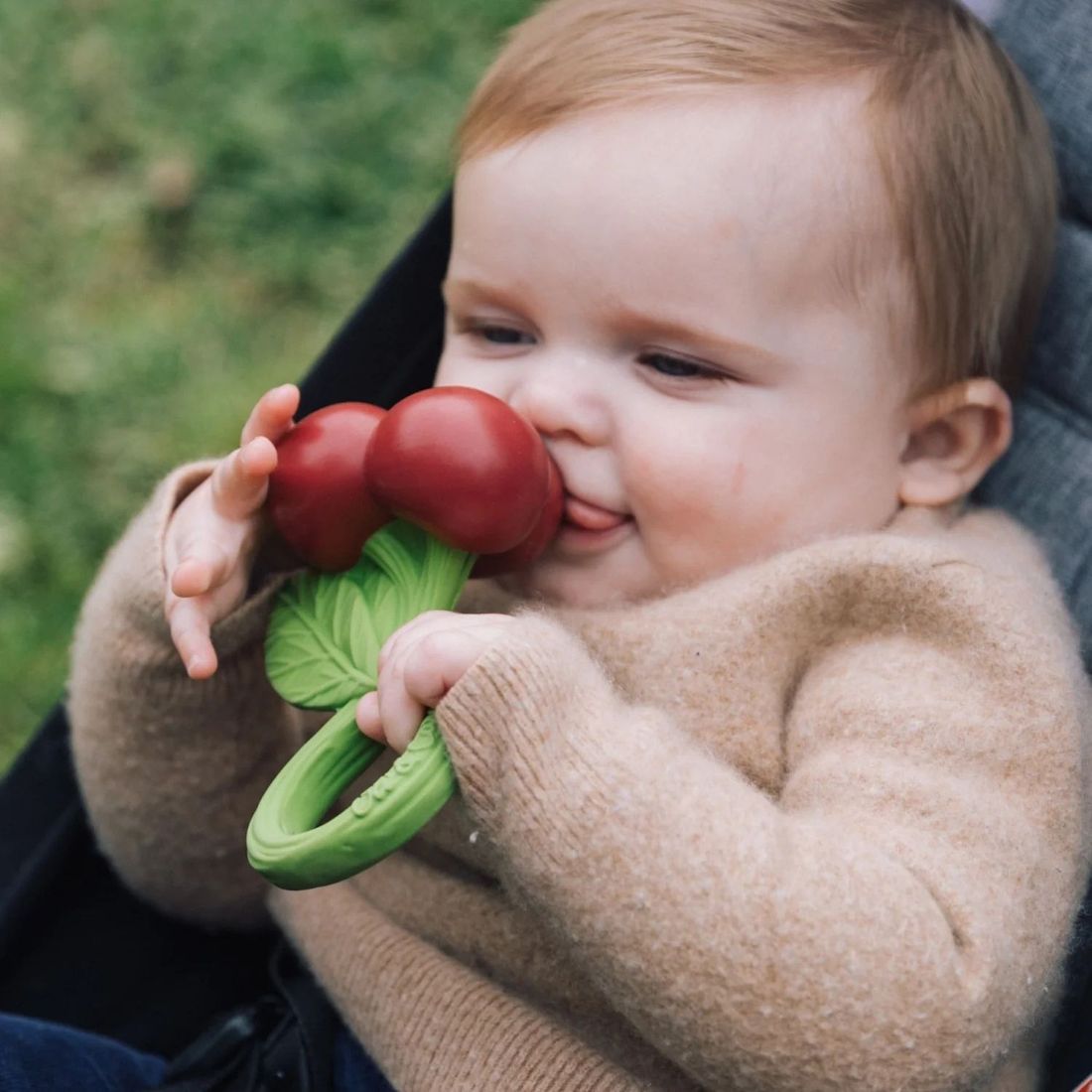 Hochet et anneau de dentition bébé cerise (Oli and Carol) - Image 1