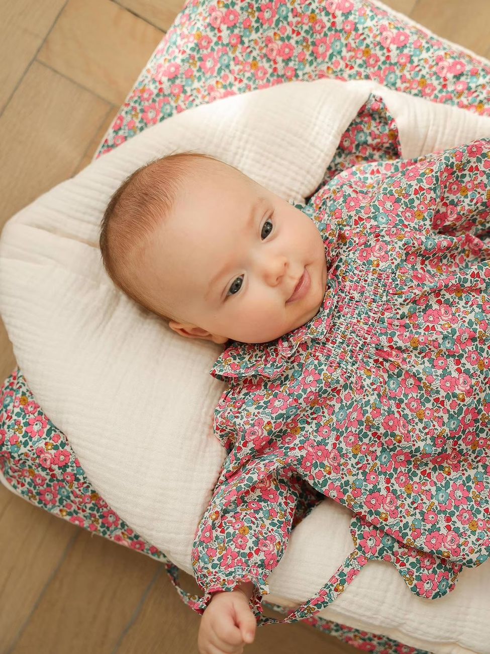 Nid d'ange en gaze de coton bio et tissu Liberty personnalisable rose pâle (Envie De Fraise) - Couverture