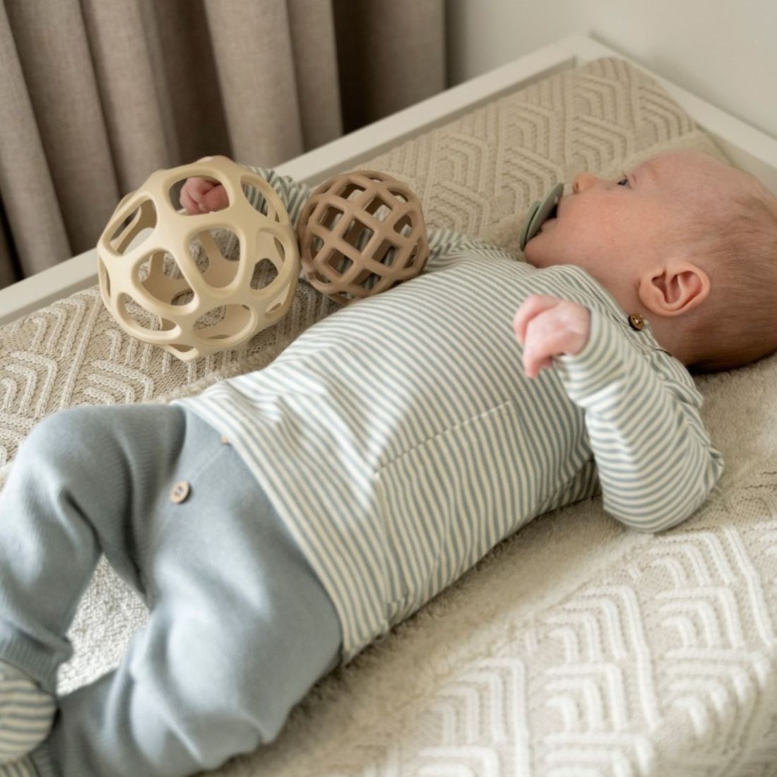 Lot de 2 balles de préhension Clay-Warm Linen (Baby's Only) - Image 3