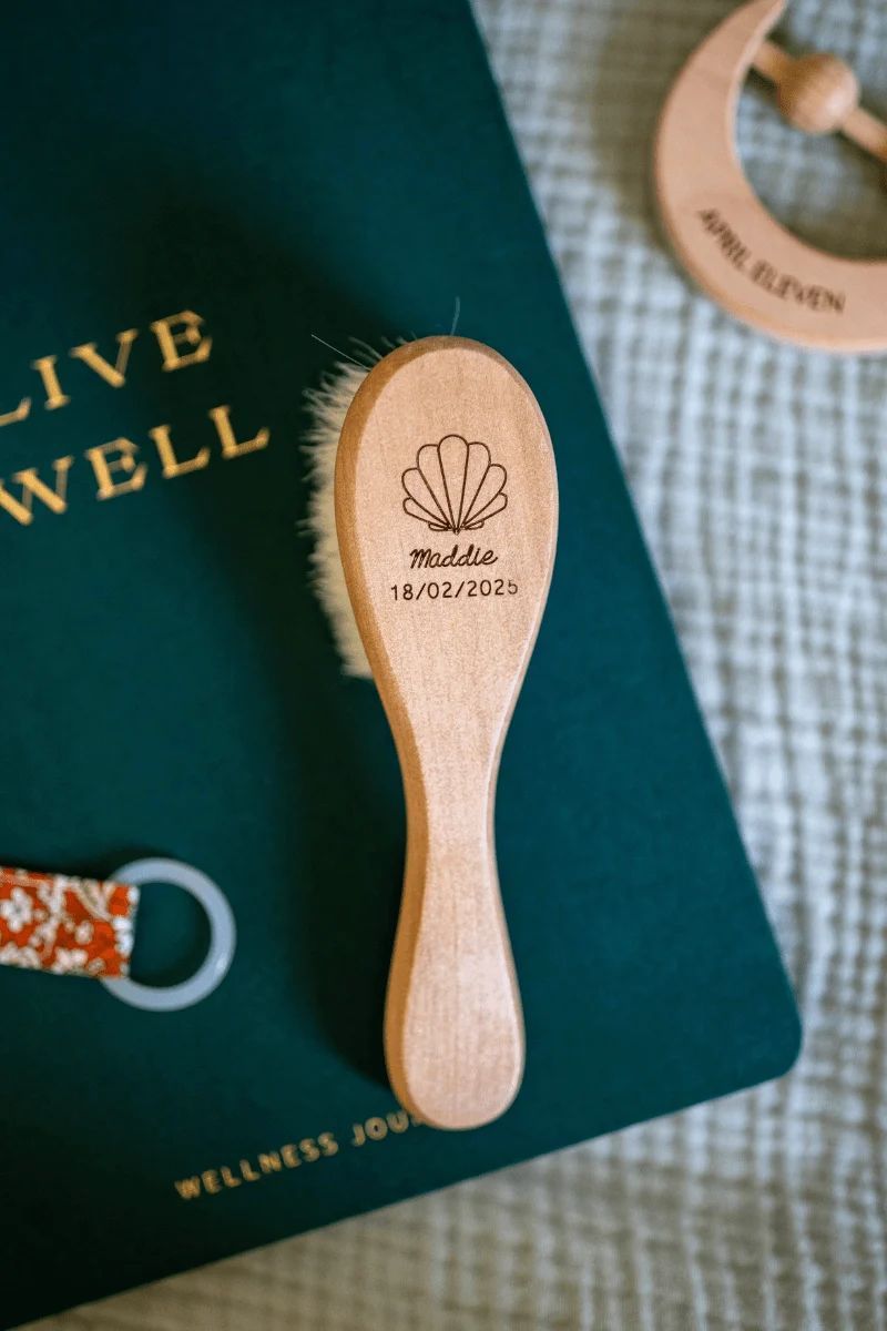 Brosse bébé personnalisée en bois (April Eleven) - Image 3
