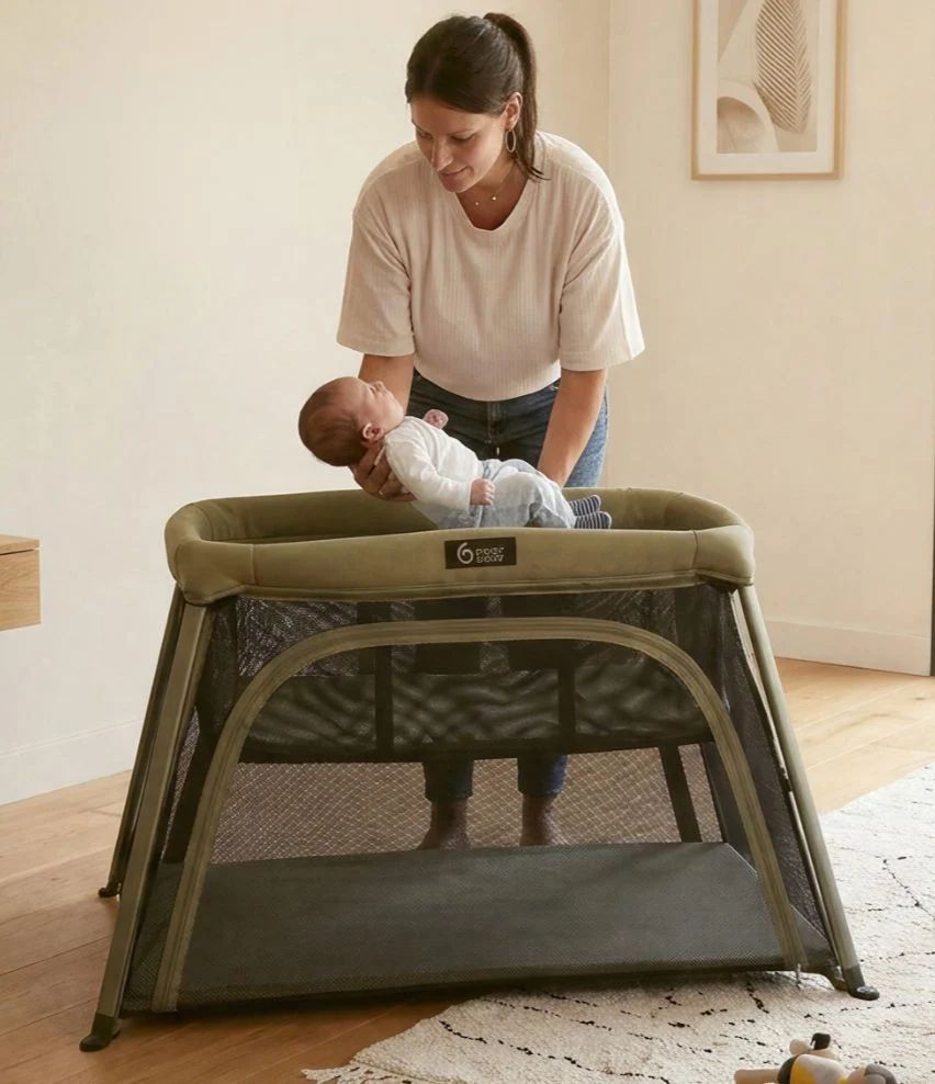 Lit parapluie bébé avec berceau intégré, 0 à 4 ans – Moov & Comfy (Babymoov) - Image 1