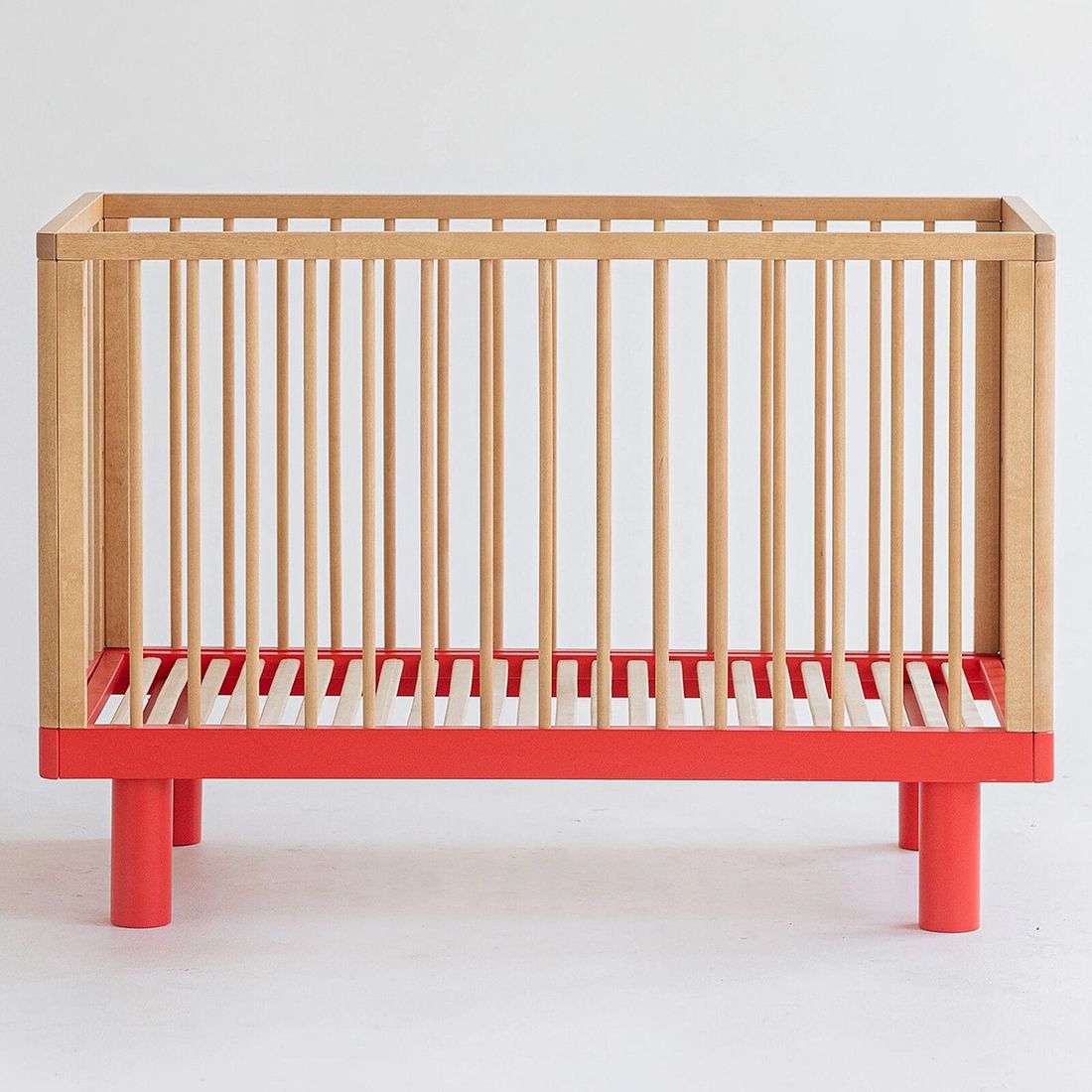 Lit Bébé Evolutif Nox Bois Naturel et Rouge - 60 x 120 cm (Karl & Fric) - Image 1