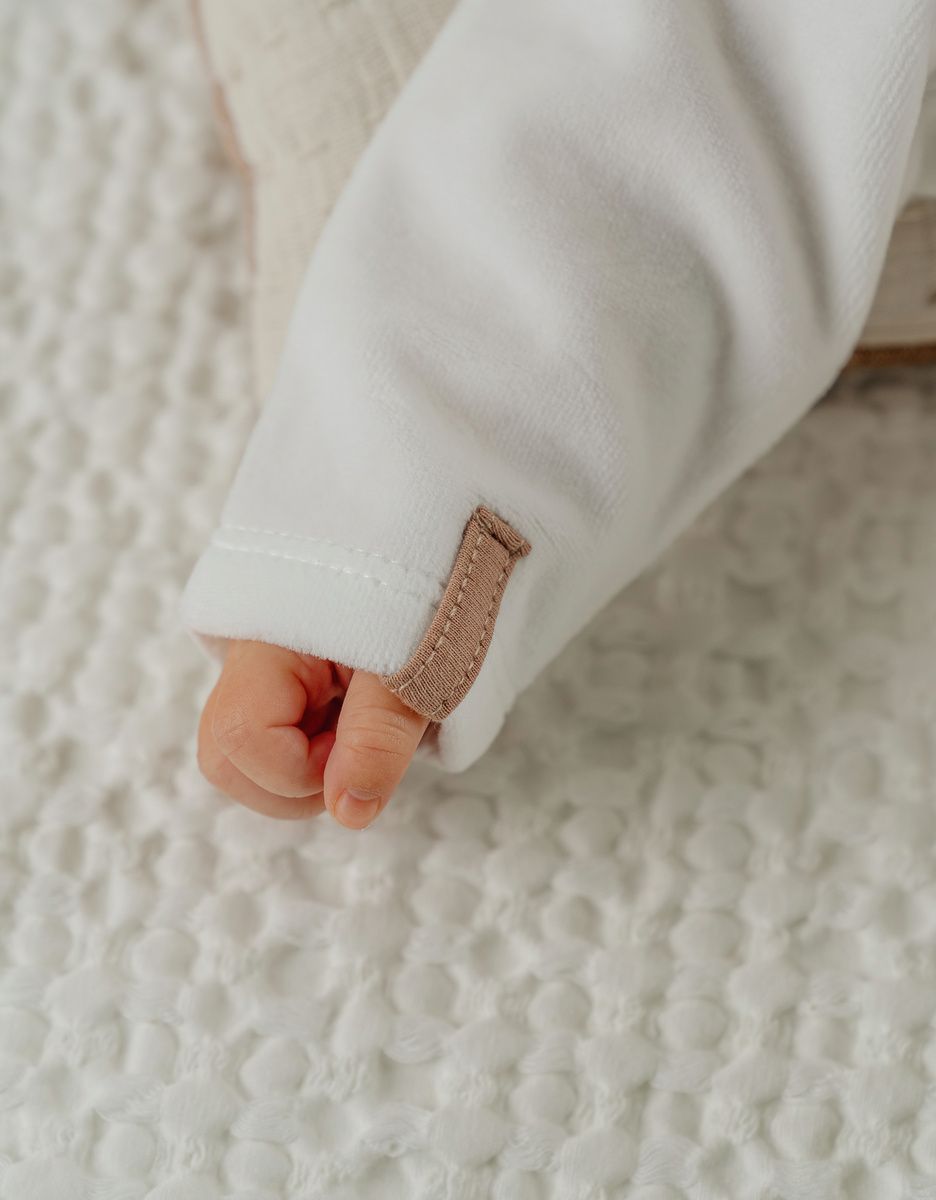 Pyjama bébé en velours blanc avec broderie mouton (Noukie's) - Image 3