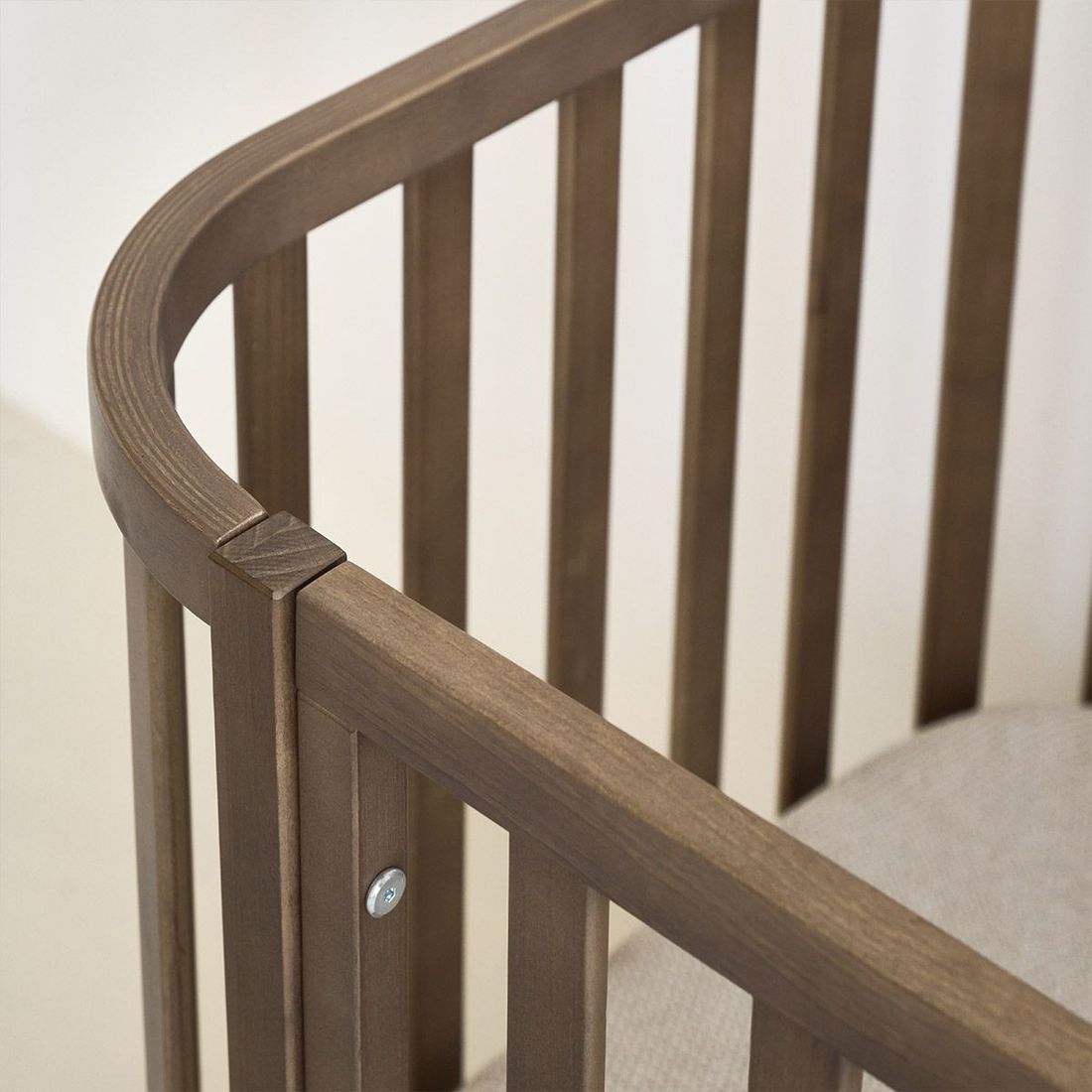 Petite Amélie Lit bébé ovale Cocoon | Bois massif | Cocoa | 60x120 cm | Sommier réglable 3 positions pour un confort optimal dès la naissance (Petite Amélie) - Image 6