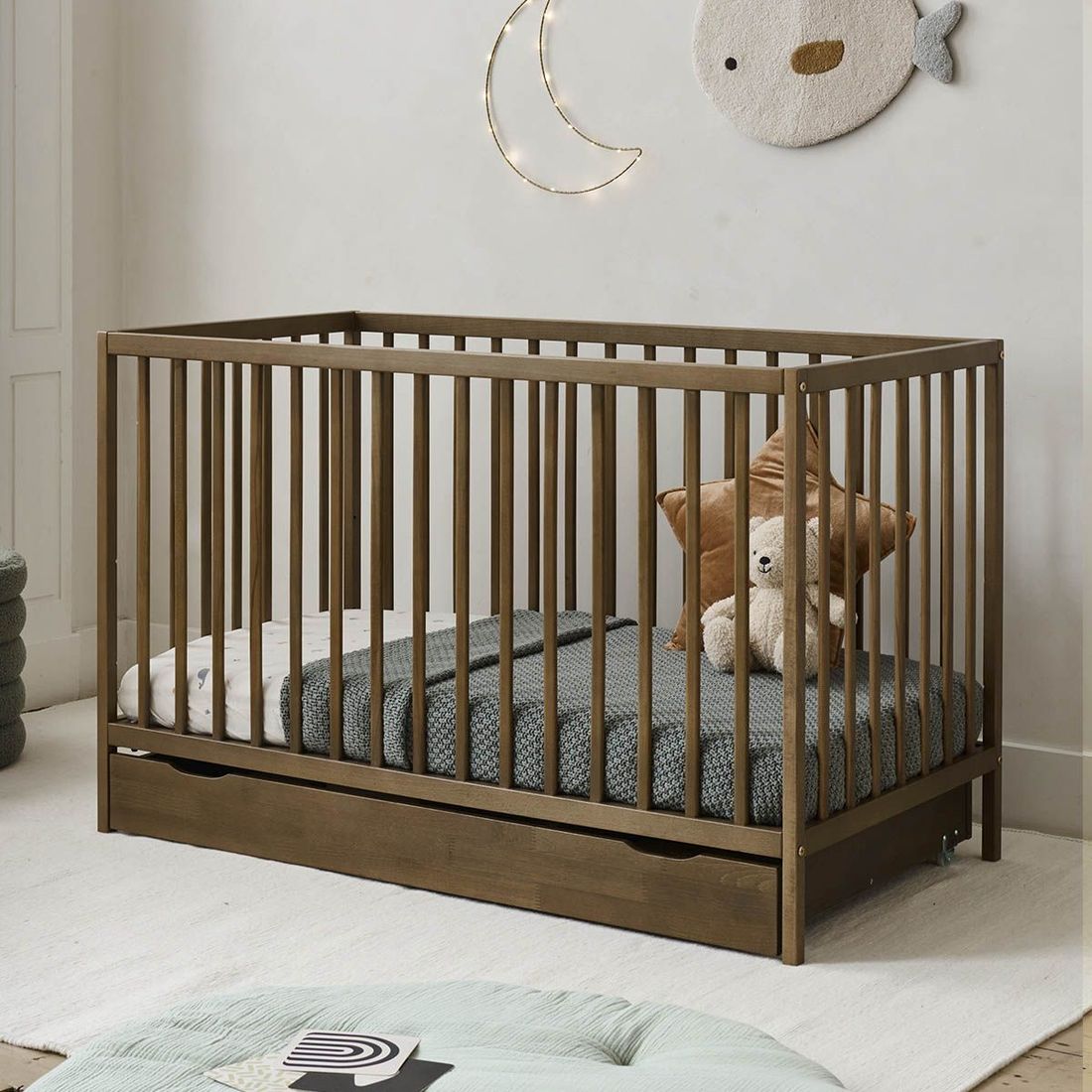 Petite Amélie Lit bébé évolutif en bois de hêtre | 60x120 cm | Cocoa | Trois hauteurs de sommier (Petite Amélie) - Couverture