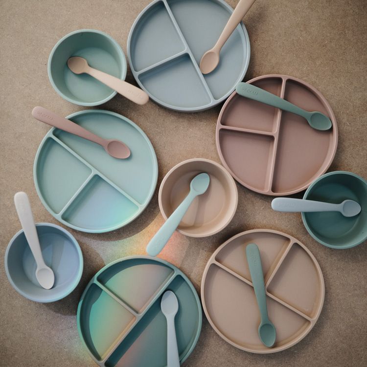 Assiette à compartiments en silicone avec ventouse Powder blue (Mushie) - Image 5