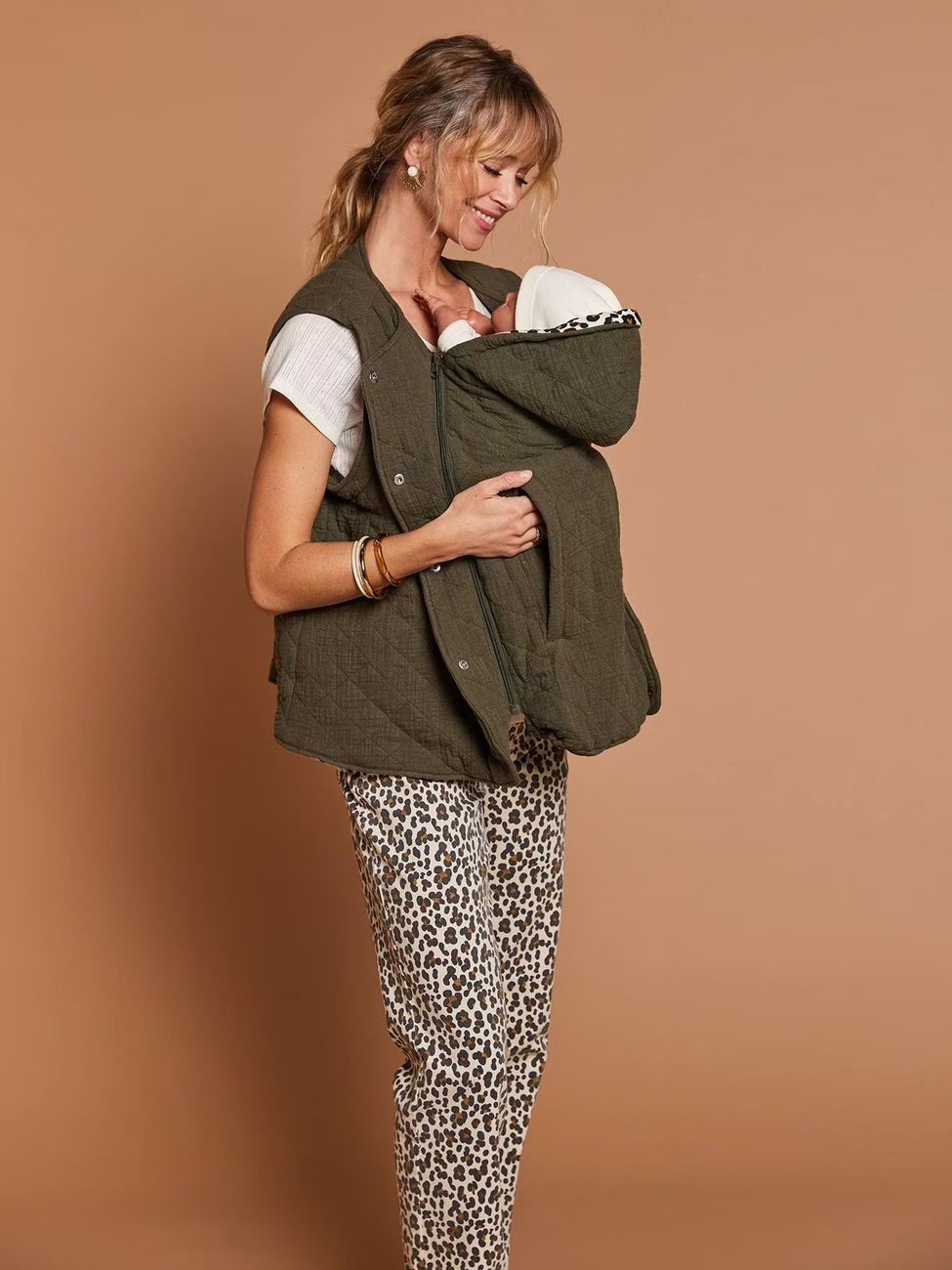 Veste matelassée évolutive avec protège-bébé grossesse et post grossesse en gaze de coton kaki (Envie De Fraise) - Image 2