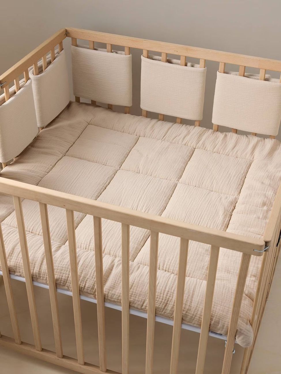 Tour de lit / tour de parc pare-chocs en gaze de coton uni taupe (Vertbaudet) - Couverture