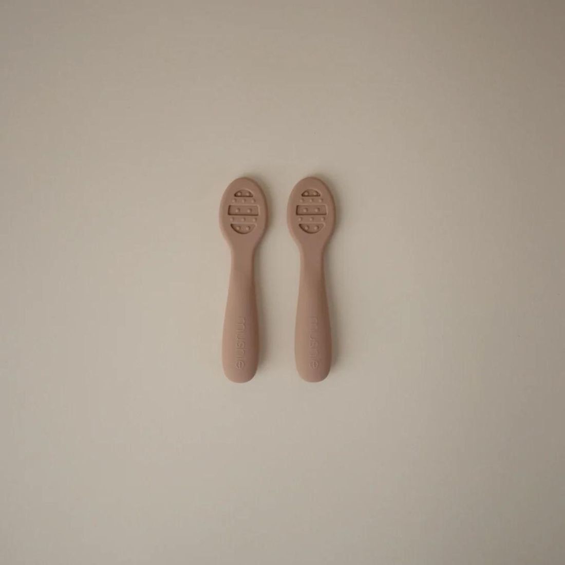 Lot de 2 cuillères d'apprentissage Natural-Shifting Sand (Mushie) - Image 3