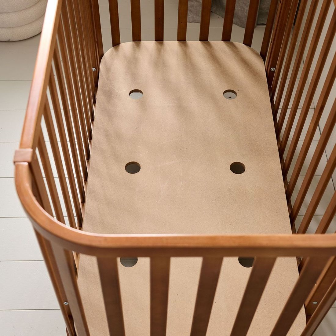 Petite Amélie Lit Bébé Ovale Cocoon | Bois | Brun Noyer | 60x120 cm | Lit bébé rond élégant et durable avec hauteurs réglables pour la chambre (Petite Amélie) - Image 6