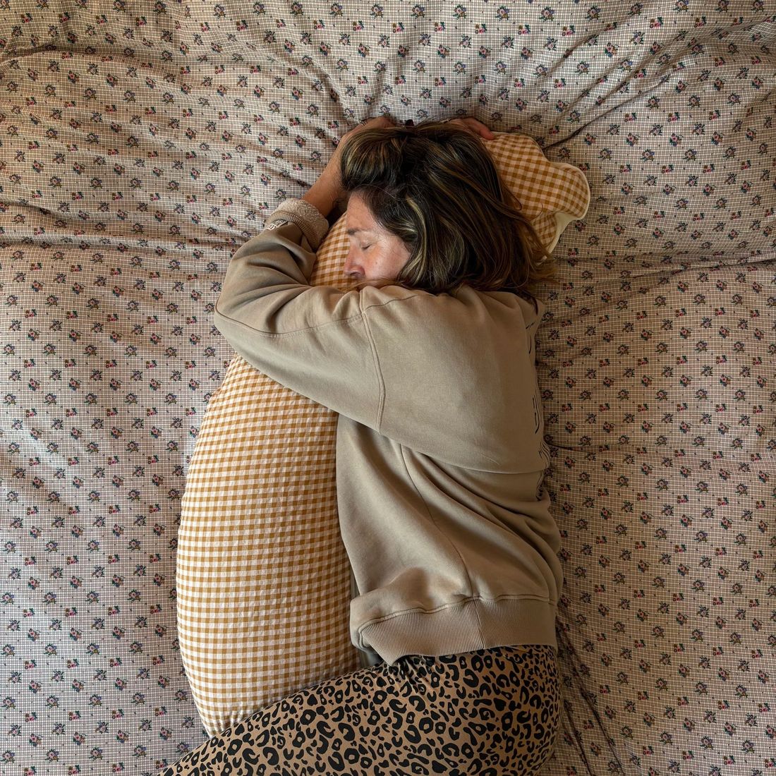 Coussin d'Allaitement Vichy Caramel (Mezamé Paris) - Image 3