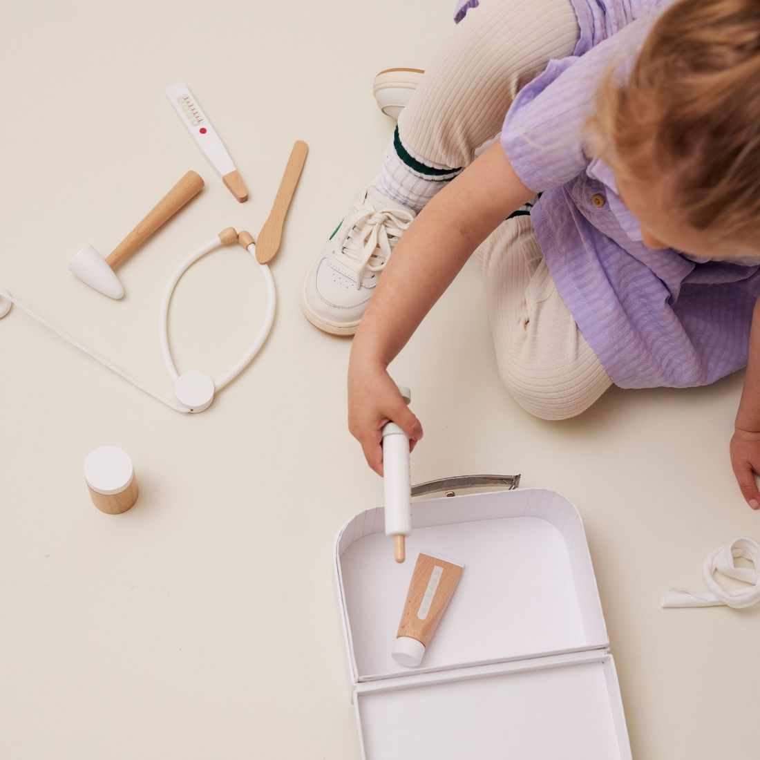 Mallette et accessoires de Docteur en bois blanc (Kid's Concept) - Image 1