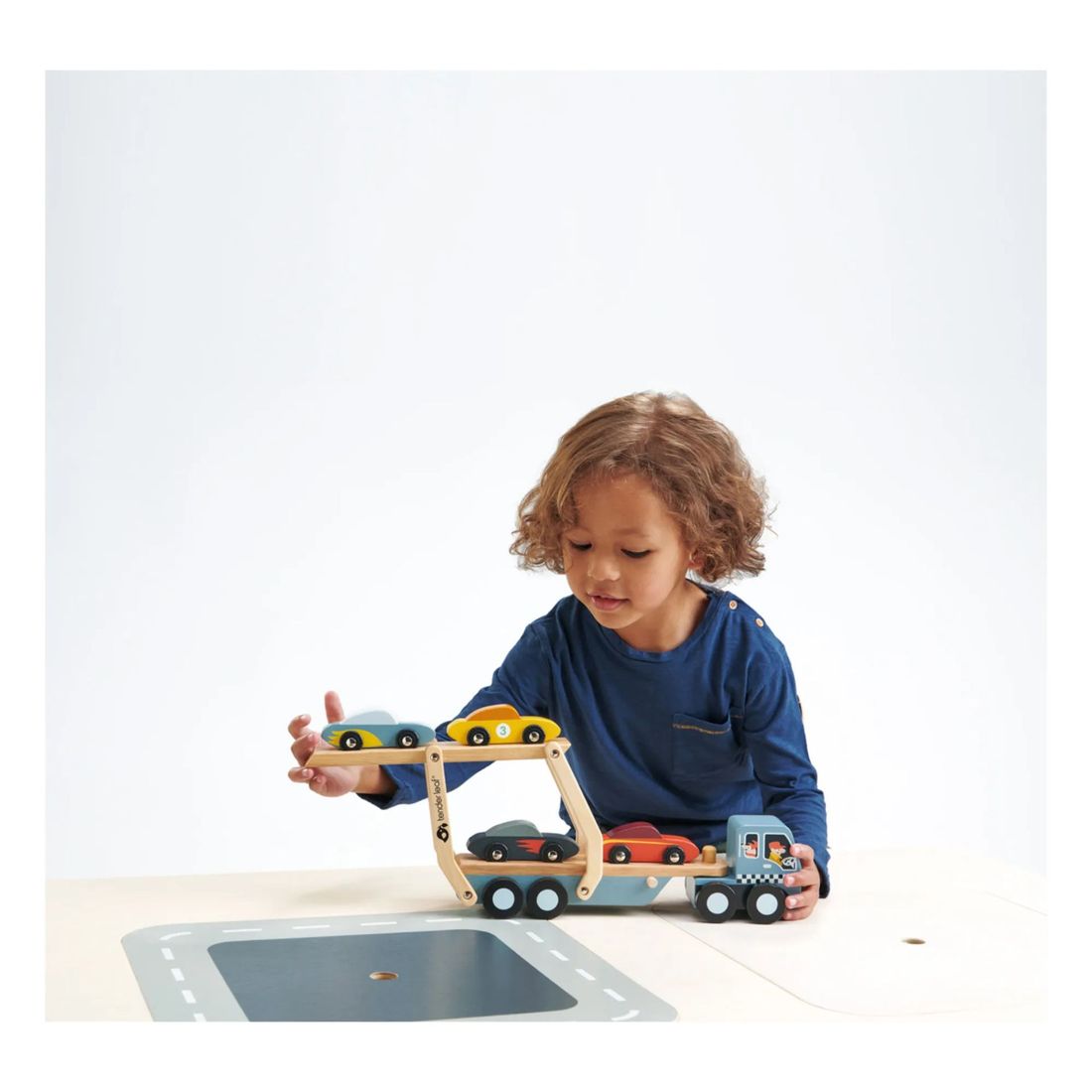 Tender Leaf Toys - Transporteur de Voitures en bois (Tender Leaf Toys) - Image 1
