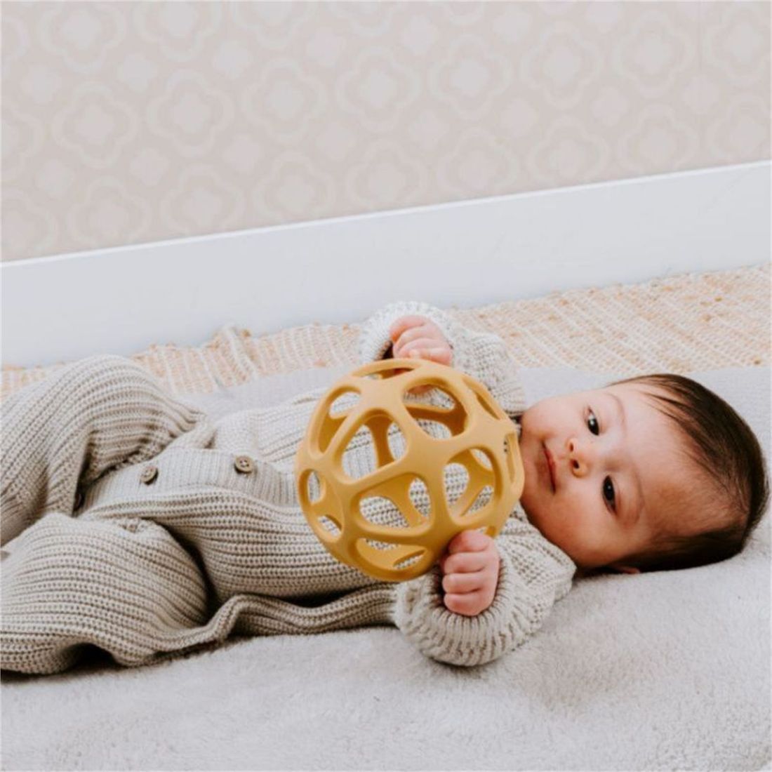 Balle de préhension en silicone Ocre (Baby's Only) - Image 4