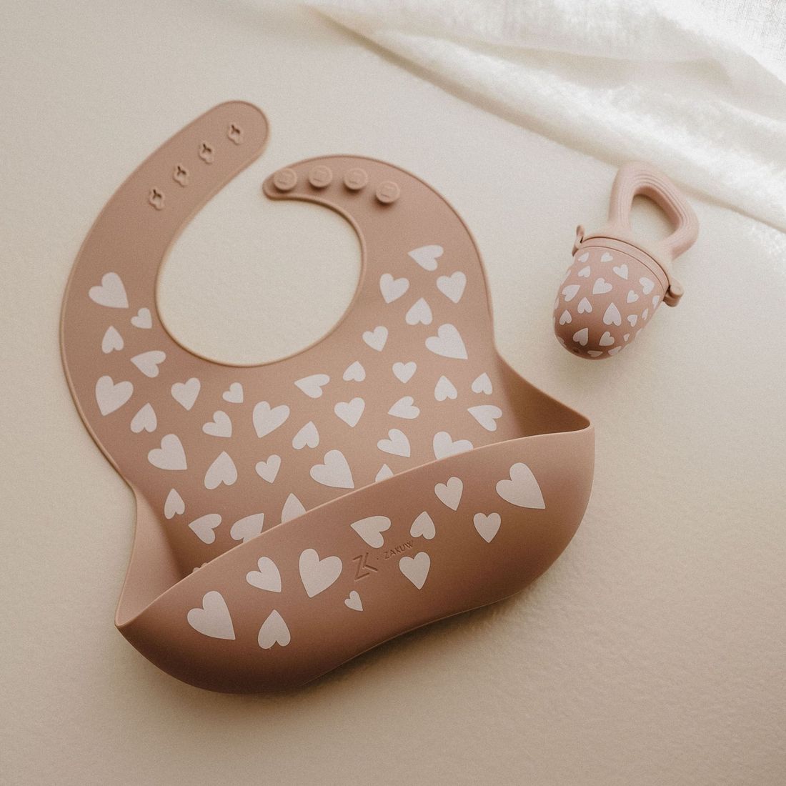 Bavoir en silicone Fall In Love taupe rose (Zakuw) - Image 6