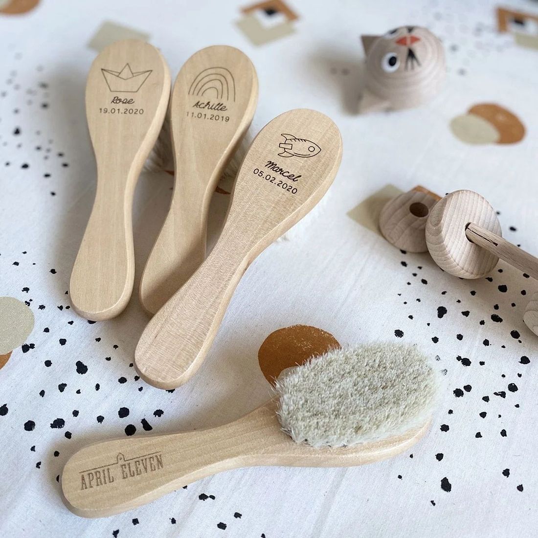 Brosse en Bois Personnalisée April Eleven - Gravure Prénom & Date | Fait Main en France - Bois (April Eleven) - Image 6