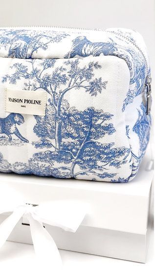 La Maxi trousse, inspiration toile de jouy, bleu nuage (Maison Pioline) - Image 1