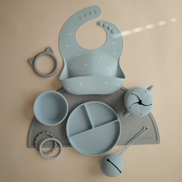 Assiette à compartiments en silicone avec ventouse Powder blue (Mushie) - Image 3