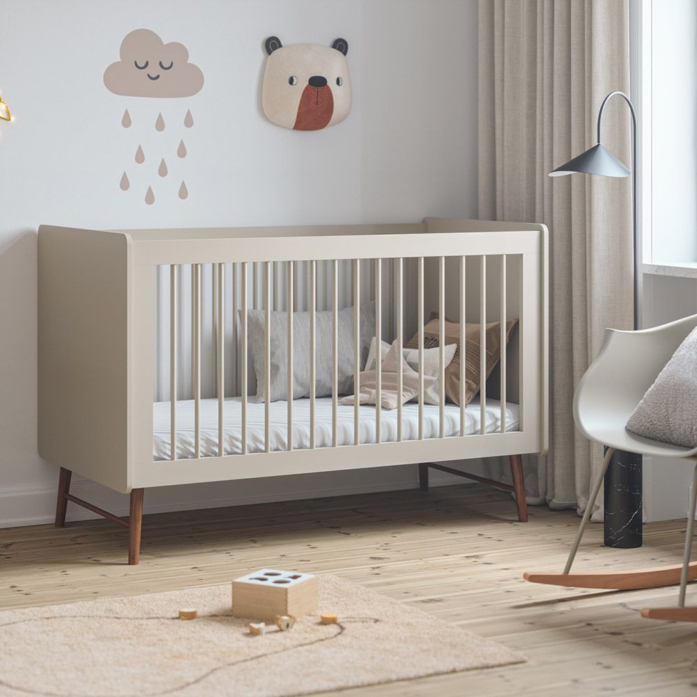 Petite Amélie | Lit bébé évolutif Roseau | Panneau de particules et hêtre | Avoine | 70x140 cm | De la naissance à 4 ans | Design danois (Petite Amélie) - Couverture