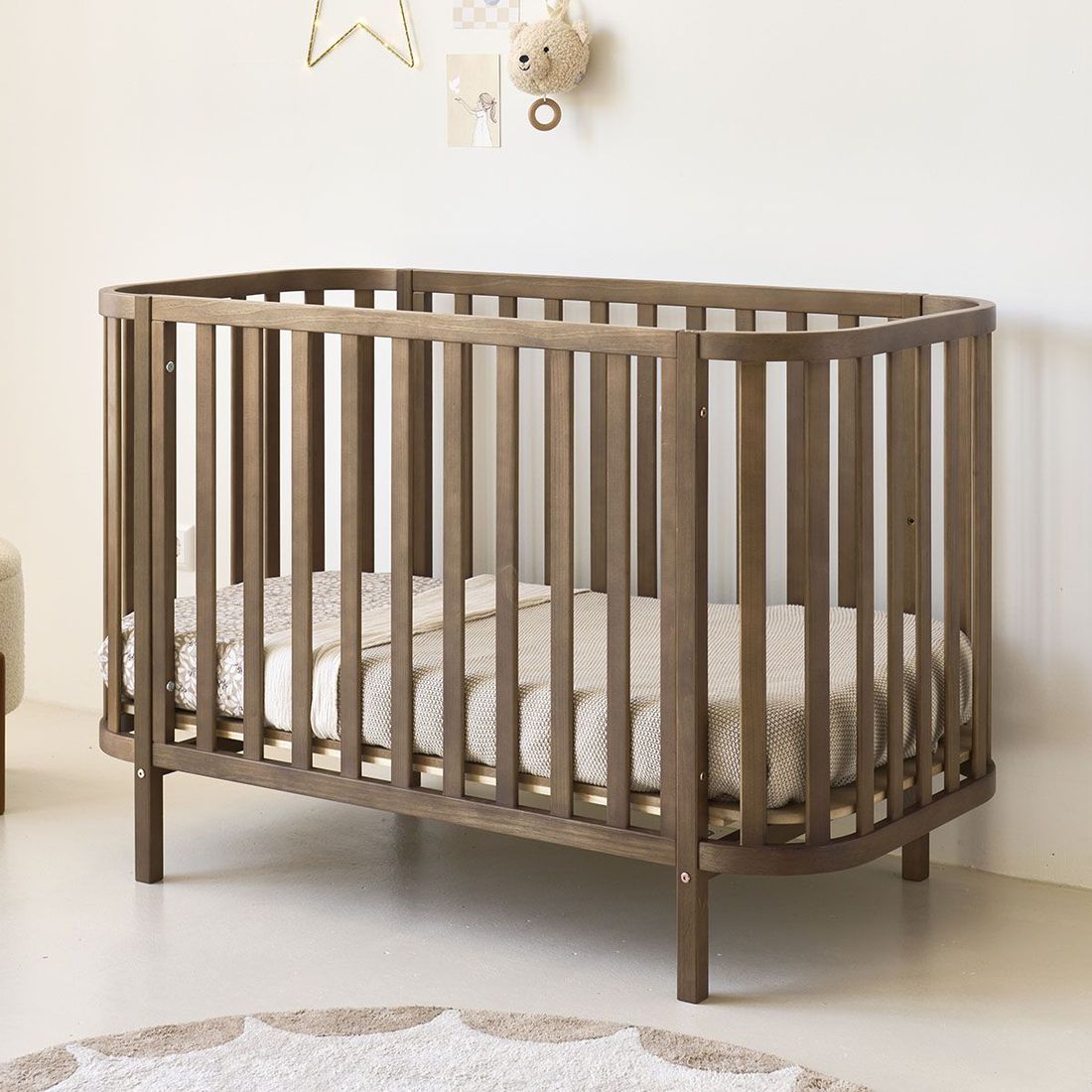Petite Amélie Lit bébé ovale Cocoon | Bois massif | Cocoa | 60x120 cm | Sommier réglable 3 positions pour un confort optimal dès la naissance (Petite Amélie) - Couverture