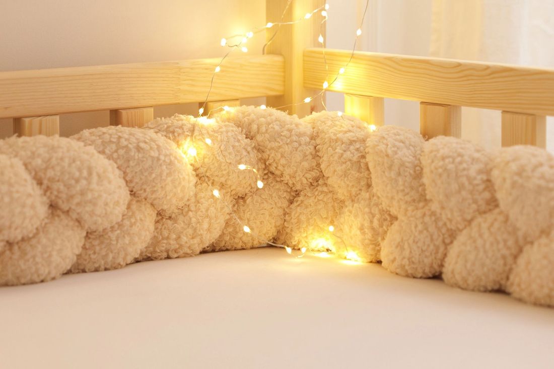 - Tour de lit tressé 3 Épis - Bouclé Écru - Beige (Mon Lit Cabane) - Image 1